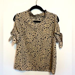 Dress top with cute open, tying sleeves